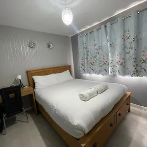 Chic 2 Bed With Free Parking- Recently Redecorated, 10 Minutes To Centre Edinburgh